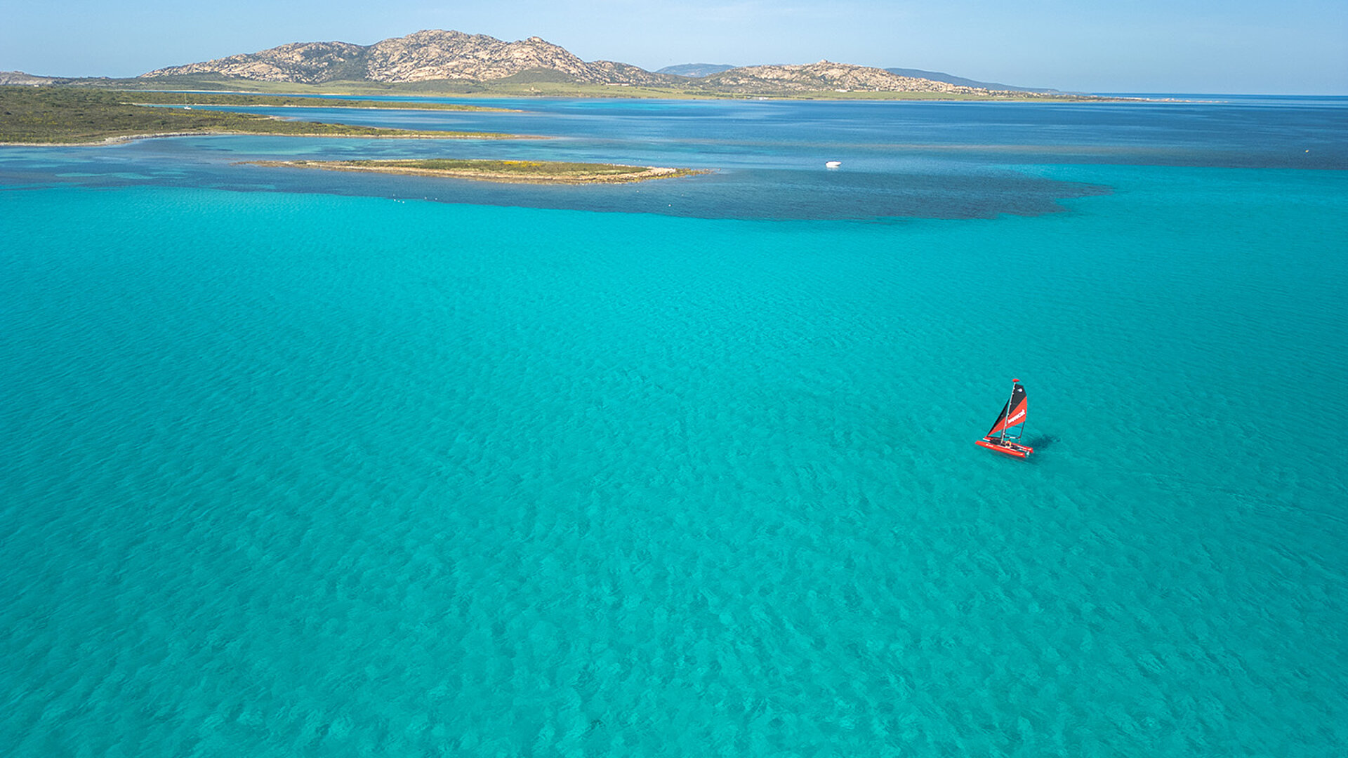Luftaufnahme von Happy Cat Star am Meer vor Sardinien