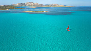 Luftaufnahme von Happy Cat Star am Meer vor Sardinien