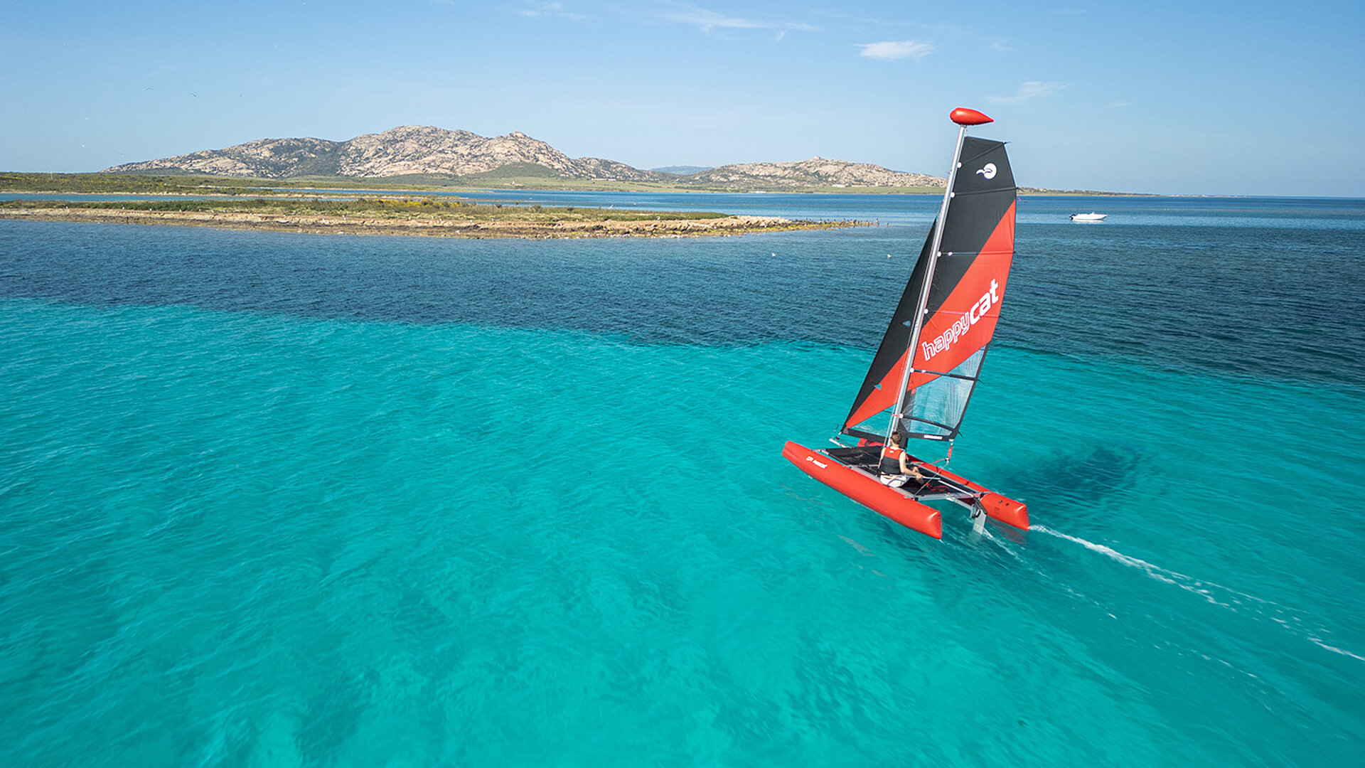 Mann segelt mit Happy Cat Star vor Sardinien
