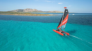 Mann segelt mit Happy Cat Star vor Sardinien