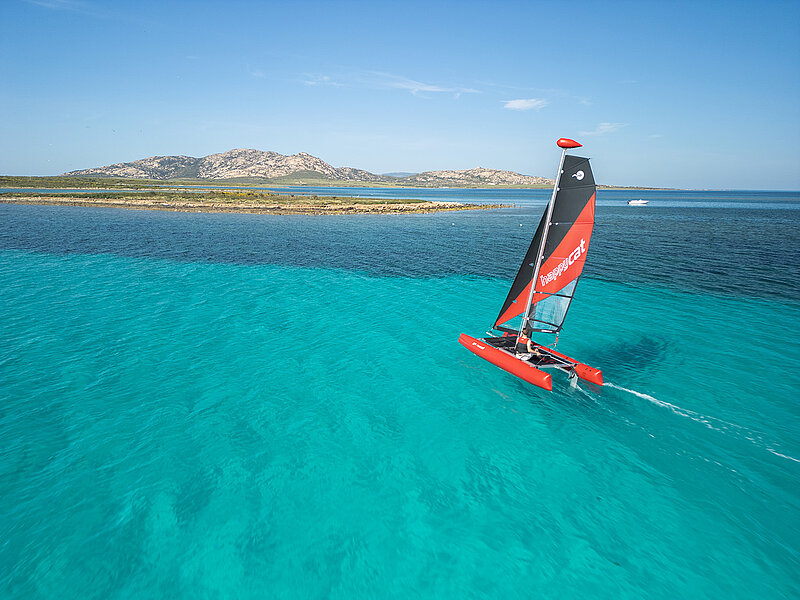 Mann segelt mit Happy Cat Star vor Sardinien