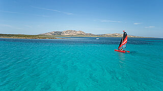 Paar segelt mit Happy Cat Star vor Sardinien