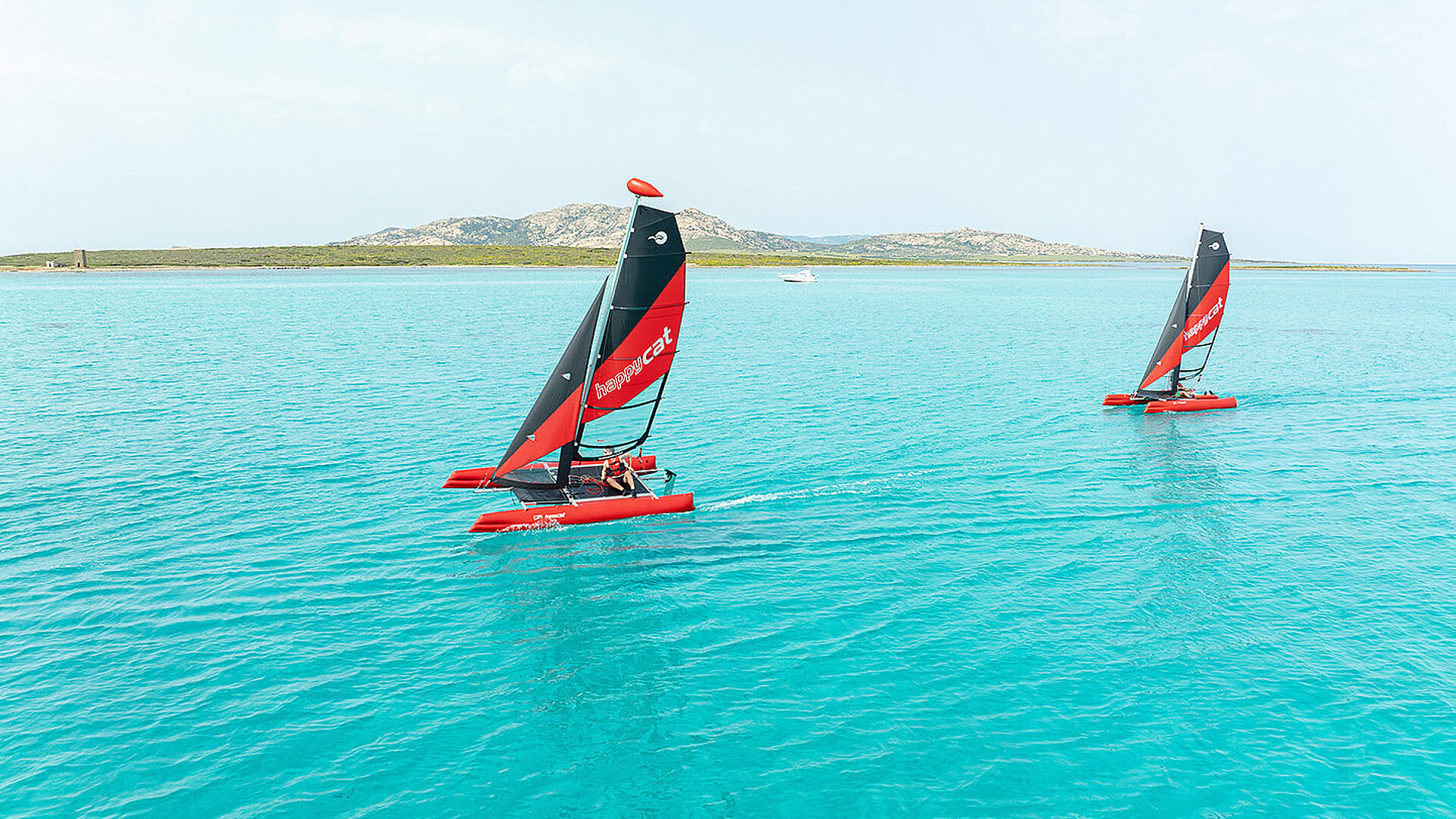 2 Happy Cat Star segeln sportlich im türkisen Meer